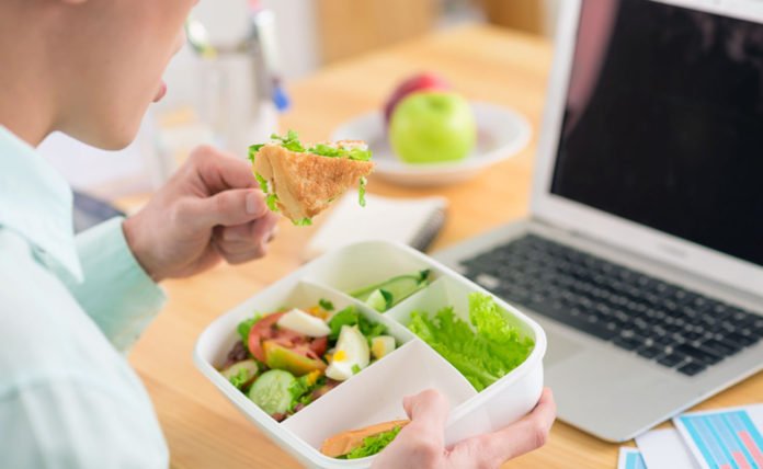 yemek ofis laptop salata