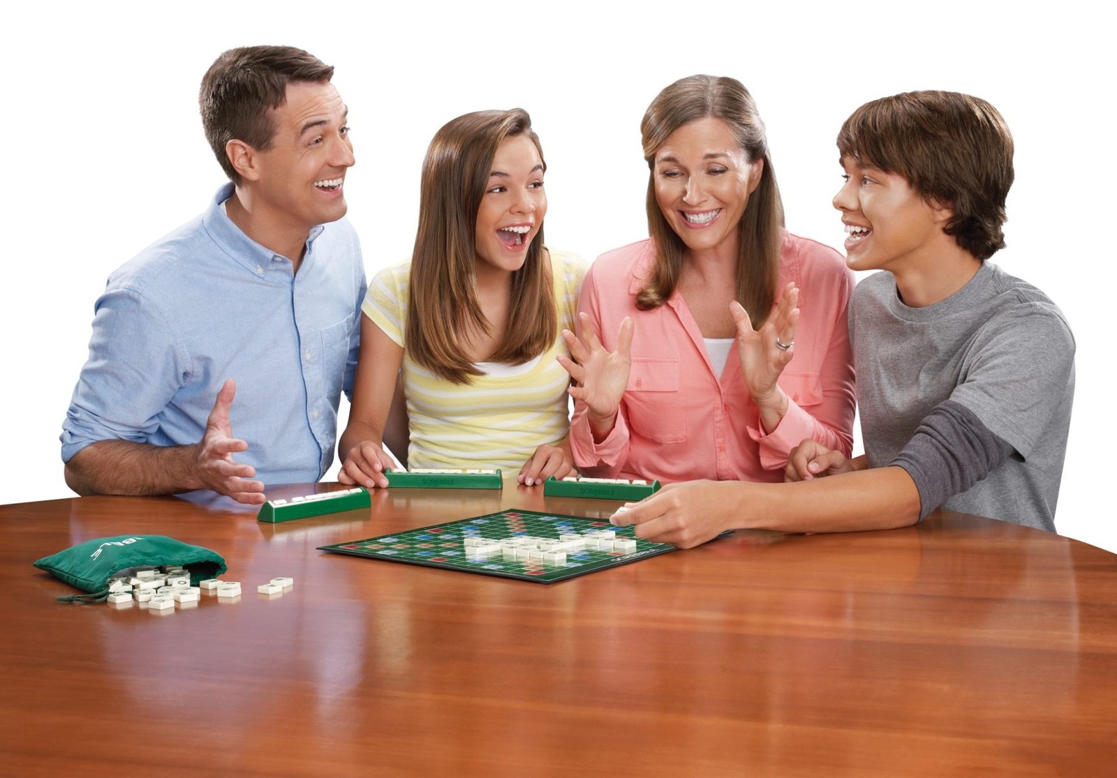 Original eng. Scrabble дорожный cjt18 Mattel. Настольная игра Mattel Scrabble y9618. Люди играющие в настольные игры. Семейные игры.