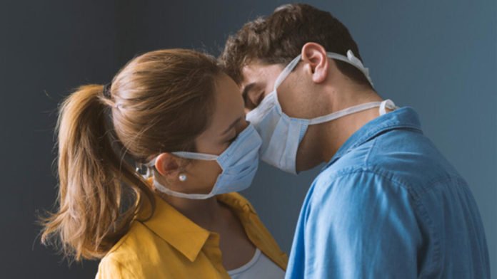 Koronavirüs Salgını Sırasında Cinsel İlişkiye Girmek Güvenli mi?