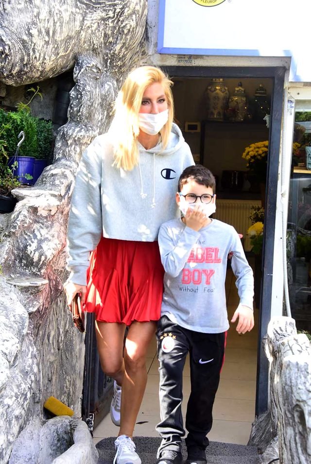 Çağla Şıkel 2 Gün Önce Yasak Olmasına Rağmen Çocuklarını Sokağa Çıkardı