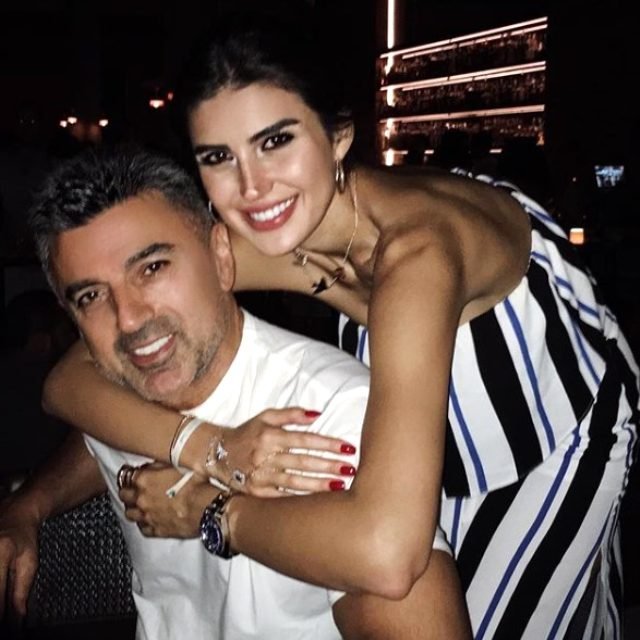 Oyuncu Mert Fırat, Düğününe Dahi Katılmayan Kayınpederi Önder Fırat ile İlk Kez Aynı Karede Oyuncu Mert Fırat, Düğününe Dahi Katılmayan Kayınpederi Önder Fırat ile İlk Kez Aynı Karede