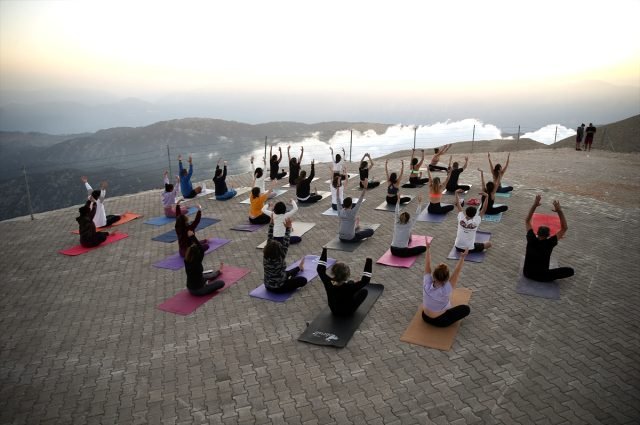 Gün Batımında 2365 Metre Yükseklikte Yoga Yaptılar Gün Batımında 2365 Metre Yükseklikte Yoga Yaptılar