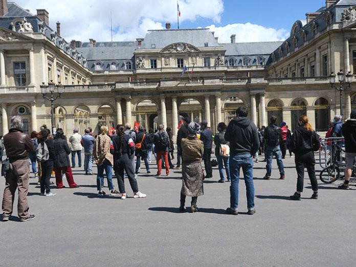 Paris’te Kültür ve Sanat Çalışanlarından Protesto