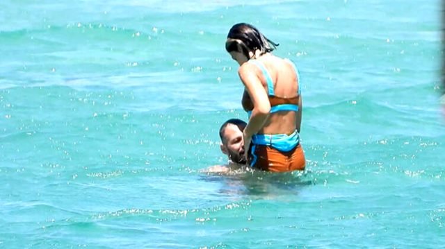 Avatar Atakan ve Eşinin Romantik Tatili! Birbirlerini Öpmeye Doyamadılar