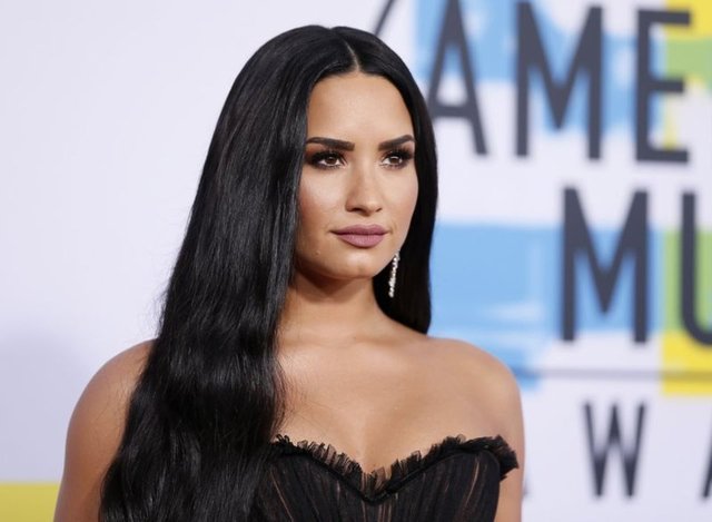 Demi Lovato Nişanlandı