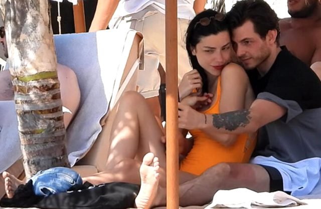 Merve Boluğur'un Aşk Tatili Devam Ediyor! Kimseye Aldırış Etmeden Sevgilisini Öpücüklere Boğdu