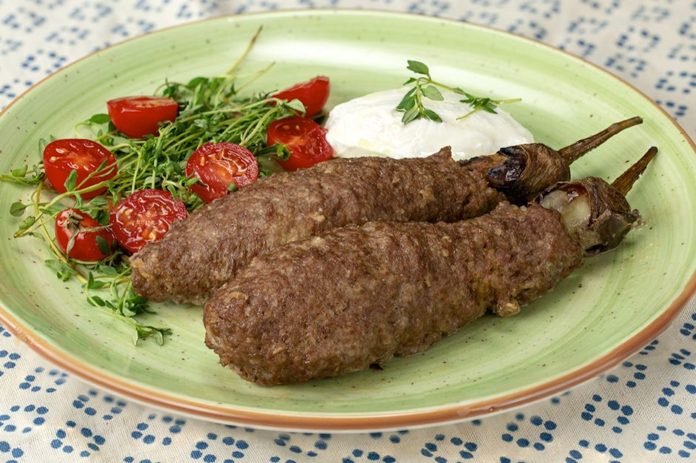 Ver Fırına: Köfte Mantolu Patlıcan Tarifi