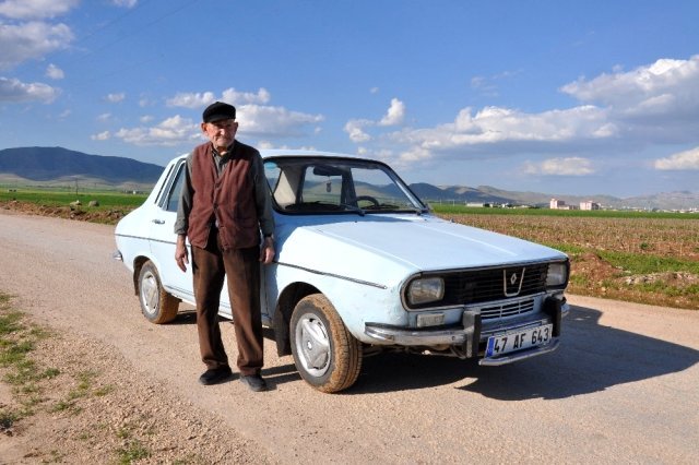 50 Yıldır Gözü Gibi Baktığı ve Asla Ayrılmadığı Arabasıyla Ünlenen Yaşlı Adam, Koronavirüse Yenik Düştü