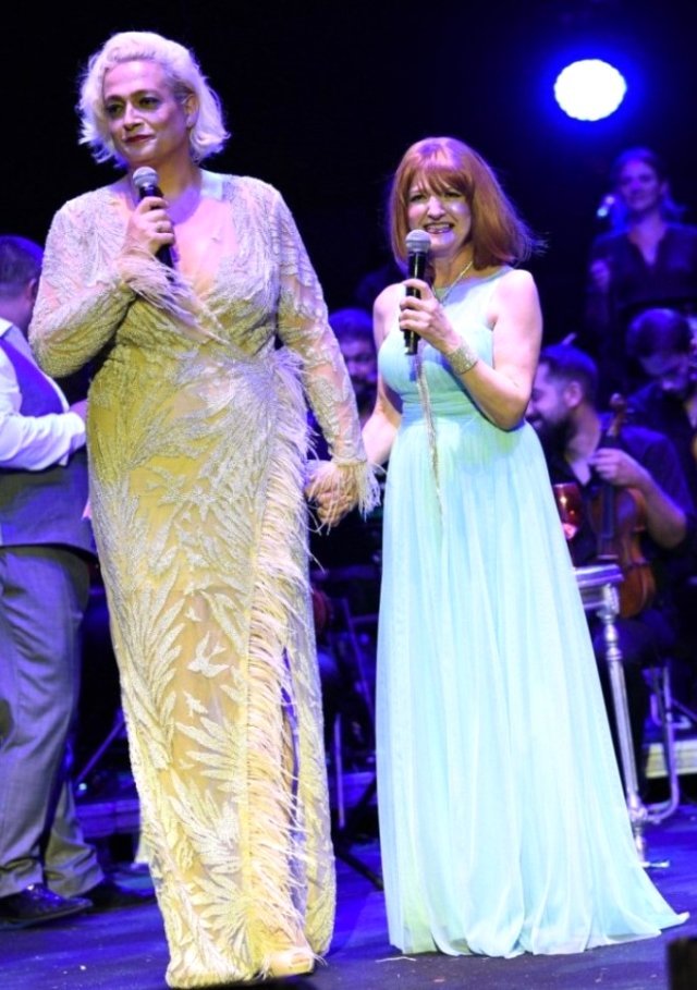 Konserde Gülden Karaböcek'ten Ayta Sözeri'ye İlginç Espri: Yakışıklı Kadınsın