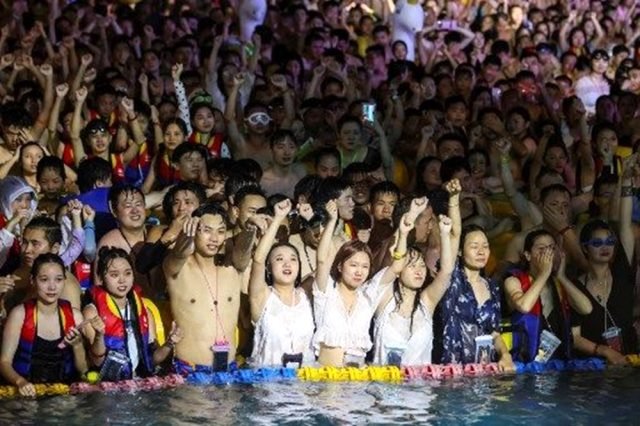 Koronavirüsün Başlangıç Noktası Wuhan'dan Korkutan Görüntüler! Yüzlerce İnsan Önlem Almadan Eğledi