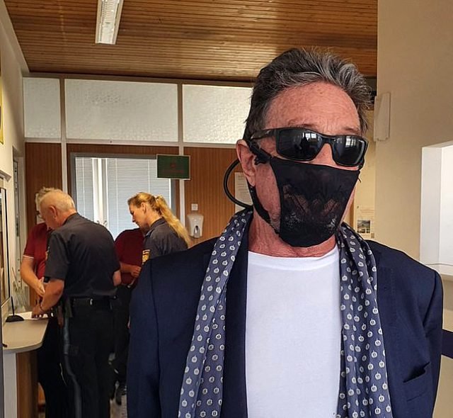 Maske Yerine Kadın İç Çamaşırı Takan Ünlü İş İnsanı John McAfee Gözaltına Alındı