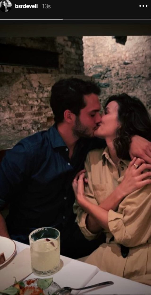 Oyuncu Büşra Develi, Sevgilisiyle Dudak Dudağa Pozunu Paylaştı