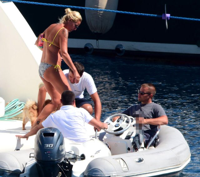 Photoshopla Göbeğini Sansürleyen Pınar Altuğ, Bikinili Görüntülendi