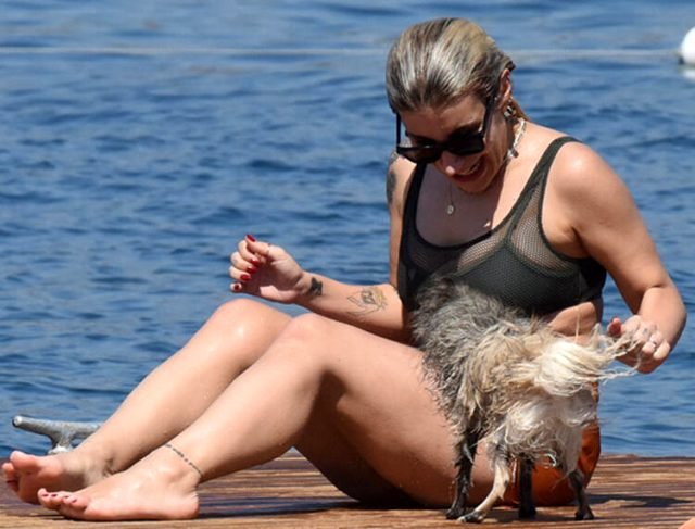 Tatil Sezonunu Açan İrem Derici, Denize Şortla Girdi