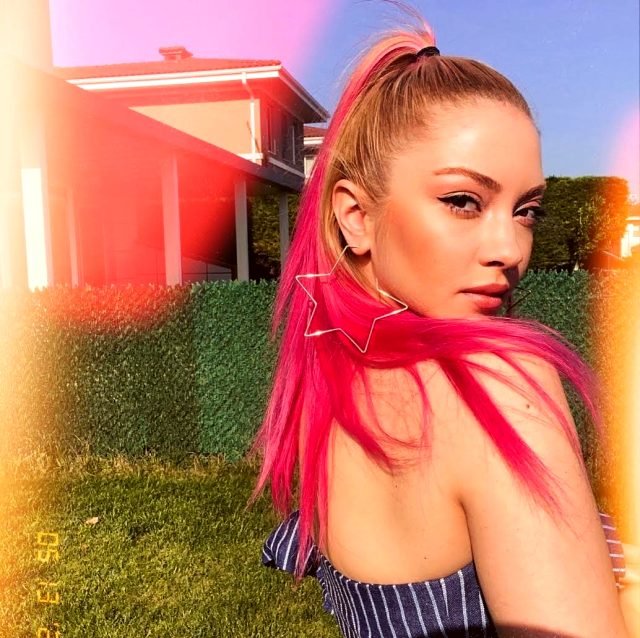 Ünlü Şarkıcı Ece Seçkin'in TikTok'taki Dansı 8.2 Milyar Kez İzlendi
