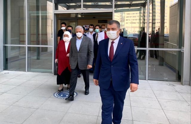 Korona Testleri Pozitif Çıkan Binali Yıldırım ve Eşi Hastane Çıkışı Görüntülendi
