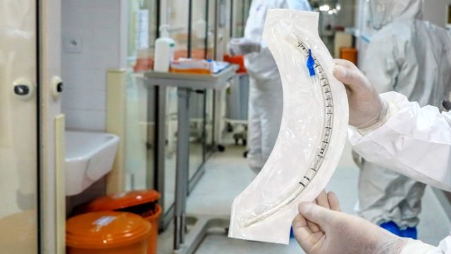 Koronavirüsü Önemsemeyenler Dikkat! Profesör, Hastaları Yaşamda Tutan Acılı Hortum Sürecini Anlattı