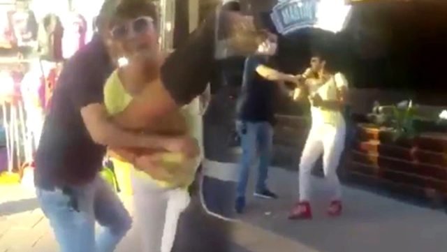 Maske Takmamak İçin Polise Direnen Kadına Hemcinsinden Tepki: Polis Kadınsın Diye Duruyor, Ben Parçalarım Seni