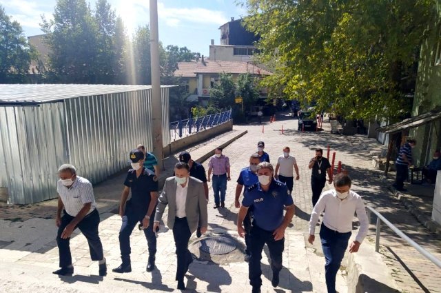Tedbirli Kıyafetle Denetime Çıkan Kaymakam'ın Yazıhane Görevlisiyle Yaşadığı "Bilet" Diyaloğu Dikkat Çekti