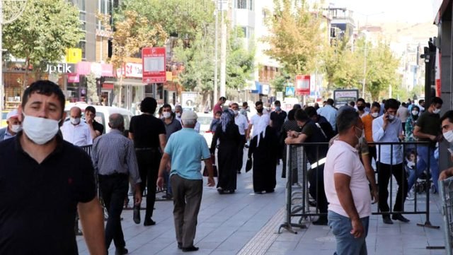 Van'da Vatandaşların Tedbirleri Hiçe Sayması sonucu Vaka Artışı Endişe Verici Boyuta Ulaştı