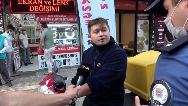 İstanbul'da Maskesiz Vatandaş Polisin Sabrını Sınadı: Kimliğimi Vermem, Zor Kullanırsan Görüşürüz