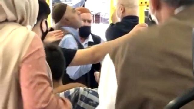 Otobüste Maske Kavgası Yaptığı Adama Tokat Atan Kadın Yüzüne Tükürülünce Neye Uğradığını Şaşırdı