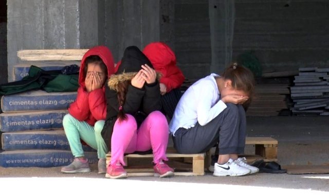 Çaresizliğin Fotoğrafı! İntihar Etmek İçin İnşaatın Tepesine çıkan Annelerine Bakamadılar