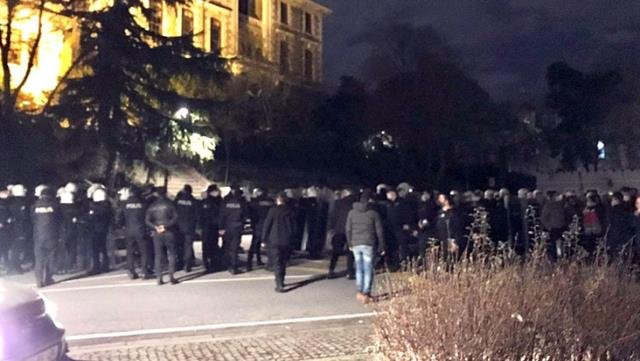Boğaziçi Üniversitesi'ne Polis Girdi, Rektörlüğü Ablukaya Alan Eylemciler Gözaltında
