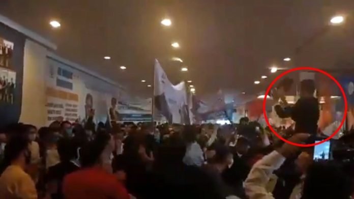 Bu Görüntüler Bakan Koca'yı Kızdıracak! AK Parti Kongresinde Düğün Havasında Eğlence