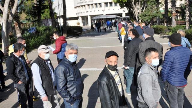 Kısıtlamadan Muaf Olan Vatandaşlar Vergi Dairelerinde Metrelerce Kuyruk Oluşturdu
