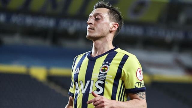 Maç Öncesi İstiklal Marşı'nı Okumayan Mesut Özil, Sosyal Medyada Linç Yedi