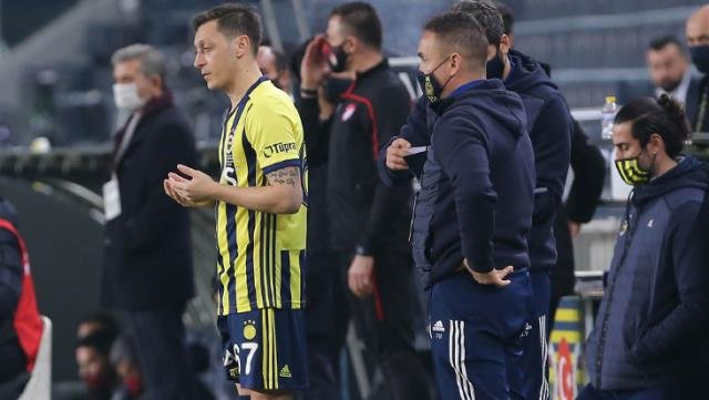 Mesut Özil 36 Dakikadaki İstatistikleriyle 63 Dakika Oynayan Mert Hakan'ı Heride Bıraktı