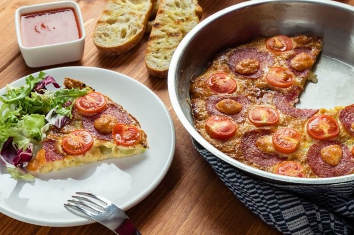 Tek Başına Doyuran: Kahvaltılık Yumurtalı Patates Pizzası Tarifi