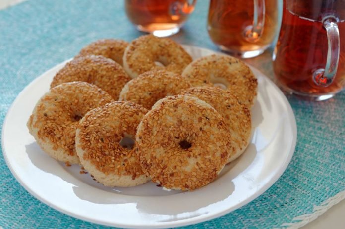 Uzun Süre Bayatlamaz: Tatlı Simit Kurabiye Tarifi