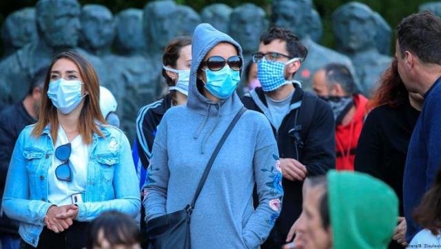 İngiltere'den Ezber Bozan Deney: Bilinçli Olarak Koronavirüs Bulaştıracaklar
