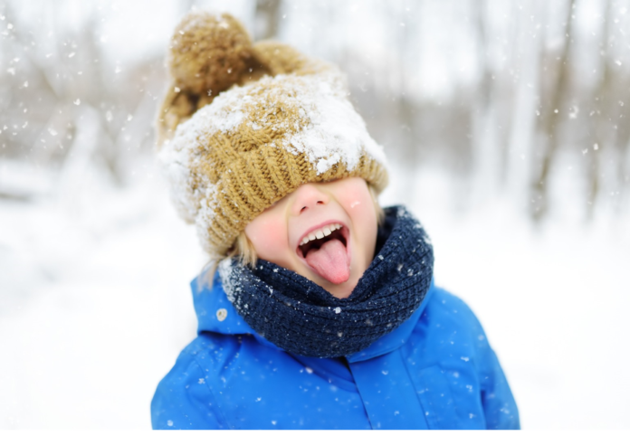 cocukların karla oynamasına izin verin