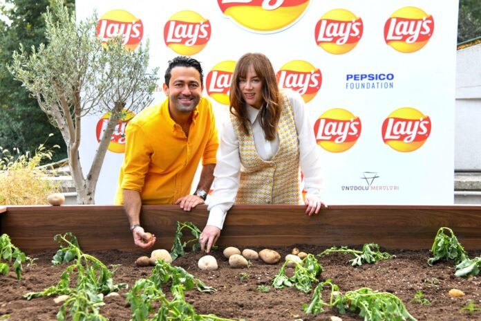 DEMET EVGAR LAY’S İLE PATATES HASADINI ŞEHRE TAŞIDI…